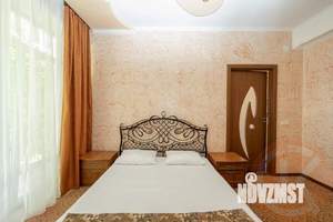 Дом 1600м², 3-этажный, участок 15 сот.  