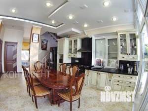 Дом 220м², 3-этажный, участок 3 сот.  