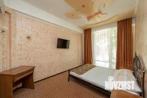 Дом 1600м², 3-этажный, участок 15 сот.  