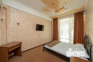 Дом 1600м², 3-этажный, участок 15 сот.  