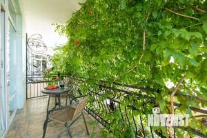 Дом 1600м², 3-этажный, участок 15 сот.  