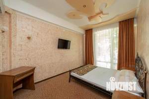Дом 1600м², 3-этажный, участок 15 сот.  