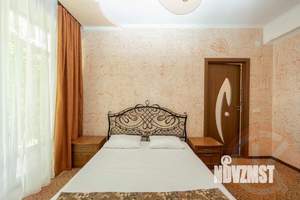 Дом 1600м², 3-этажный, участок 15 сот.  